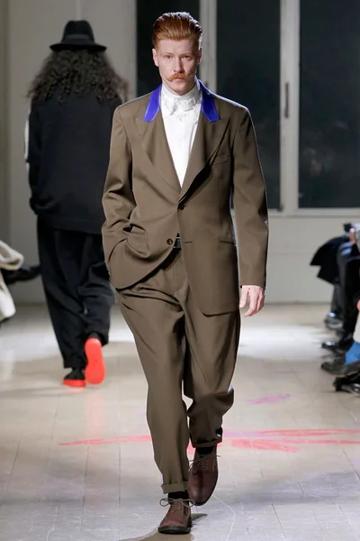 Look 16